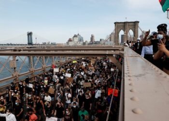Miles cruzan el puente de Brooklyn para exigir justicia por asesinato de George Floyd