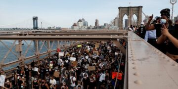 Miles cruzan el puente de Brooklyn para exigir justicia por asesinato de George Floyd