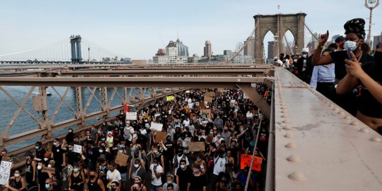 Miles cruzan el puente de Brooklyn para exigir justicia por asesinato de George Floyd