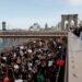 Miles cruzan el puente de Brooklyn para exigir justicia por asesinato de George Floyd