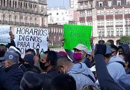 Policías de la CDMX protestan en el Zócalo; piden hablar con Sheinbaum