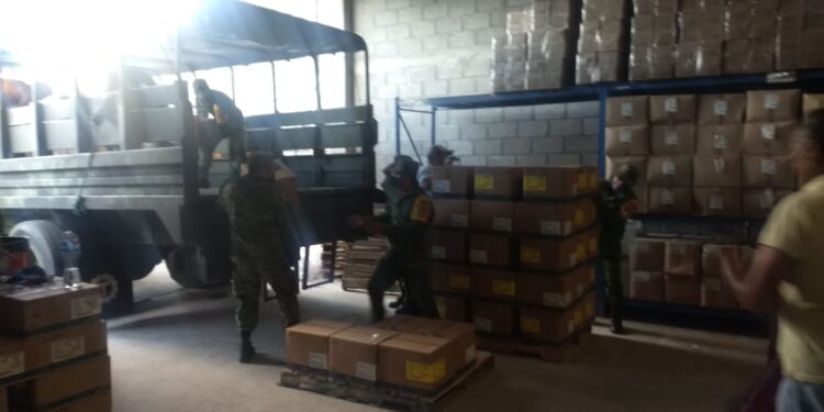 Personal militar traslada insumos médicos a Cd. Valles