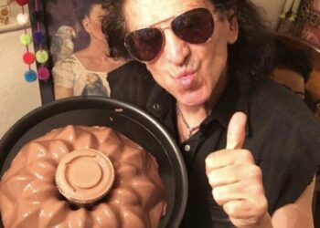 Alex Lora “vende” postres en Instagram
