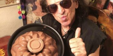 Alex Lora “vende” postres en Instagram