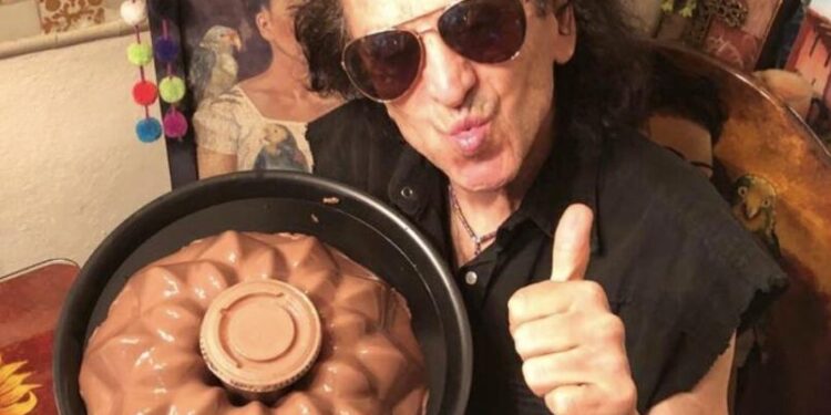 Alex Lora “vende” postres en Instagram