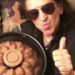 Alex Lora “vende” postres en Instagram