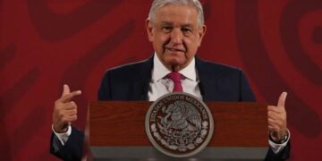 AMLO considera cambios regulatorios y los opositores critican toma de poder