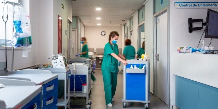 Confirman veintena de casos covid-19 en España