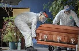 Mujer fallece por COVID-19 en Baja California y su familia recibe ataúd vacío