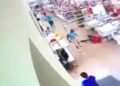 Golpea brutalmente a empleado que le pidió usar cubrebocas