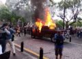 Protestan y queman vehículos por muerte de Giovanni López
