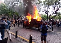 Protestan y queman vehículos por muerte de Giovanni López