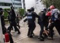 Policías agreden a adolescente durante manifestación en embajada de EU