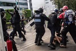 Policías agreden a adolescente durante manifestación en embajada de EU