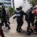 Policías agreden a adolescente durante manifestación en embajada de EU
