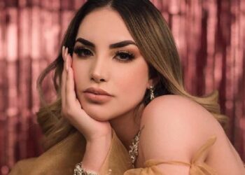 Kimberly Loaiza presume curvas en outfit blanco