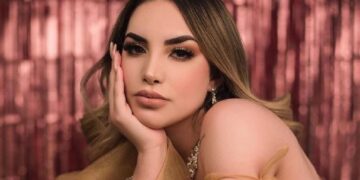 Kimberly Loaiza presume curvas en outfit blanco