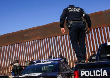 México y EU extienden por 30 días restricción a tránsito terrestre no esencial en la frontera