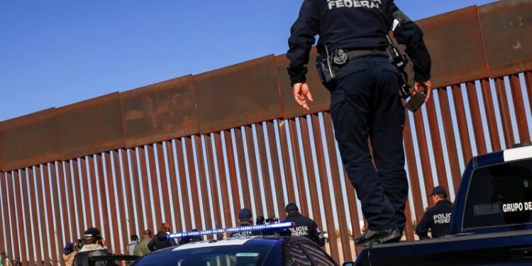 México y EU extienden por 30 días restricción a tránsito terrestre no esencial en la frontera