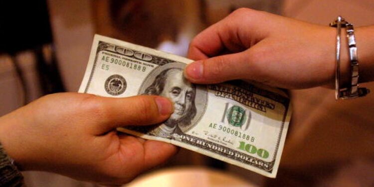 Peso mexicano gana tras datos positivos de la economía de Estados Unidos