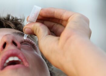 IMSS recomienda usar gotas para los ojos para eliminar presencia de COVID19