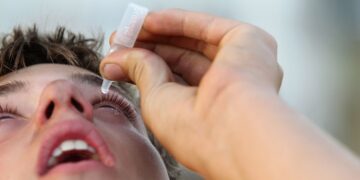 IMSS recomienda usar gotas para los ojos para eliminar presencia de COVID19