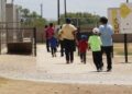 EU liberará a niños migrantes por brote de covid-19 en centros de detención