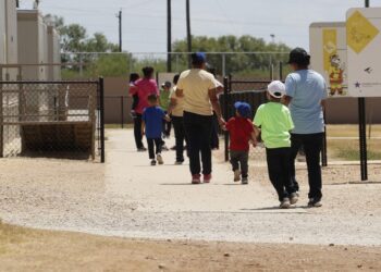 EU liberará a niños migrantes por brote de covid-19 en centros de detención