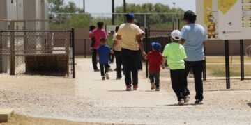 EU liberará a niños migrantes por brote de covid-19 en centros de detención