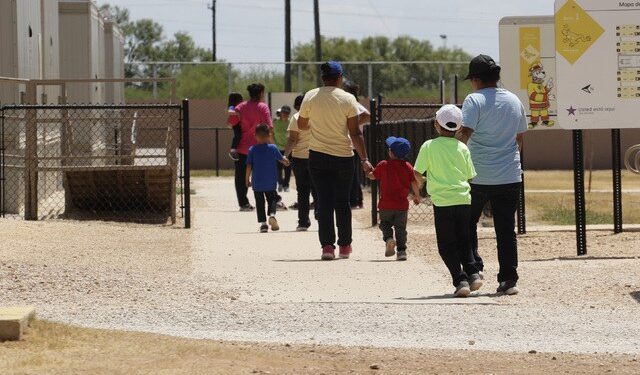 EU liberará a niños migrantes por brote de covid-19 en centros de detención