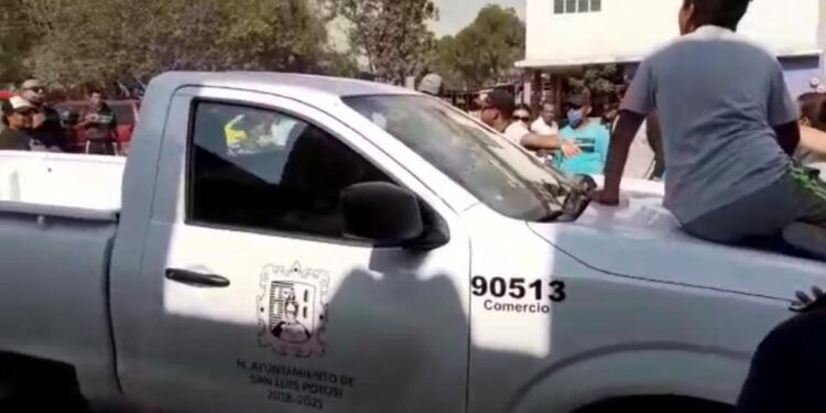 Inspectores nuevamente agredidos por tianguistas
