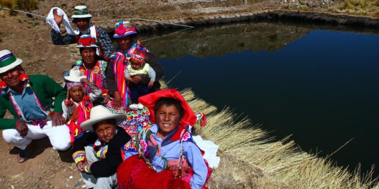 Misioneros inyectan medicamento para animales a indígenas en Perú