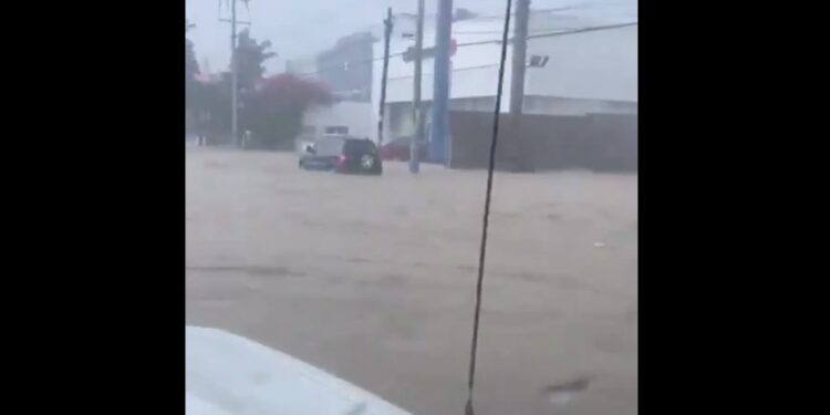 Fuerte tormenta deja severas inundaciones en Oaxaca