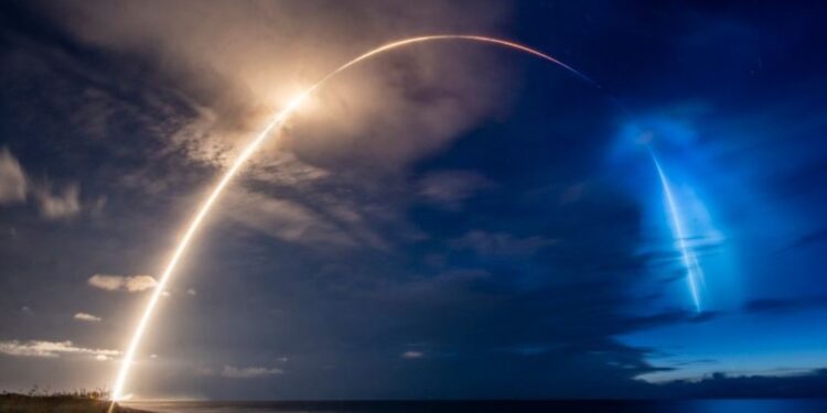 SpaceX pone en el espacio otros 58 satelites Starlink y tres de observación