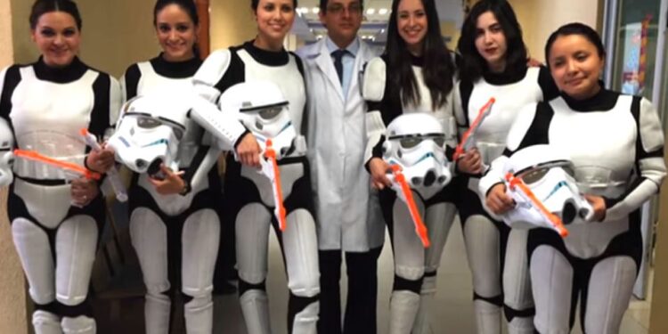 Médicos se visten de personajes de Star Wars para atender Covid-19