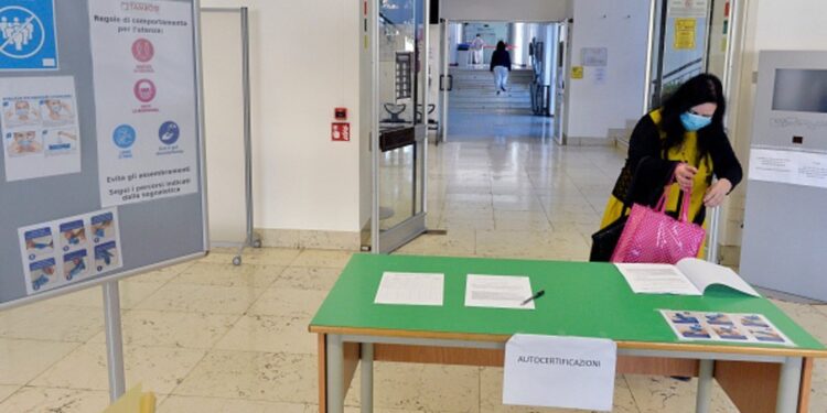 Maestros y padres en Italia protestan por falta de plan para regreso a clases