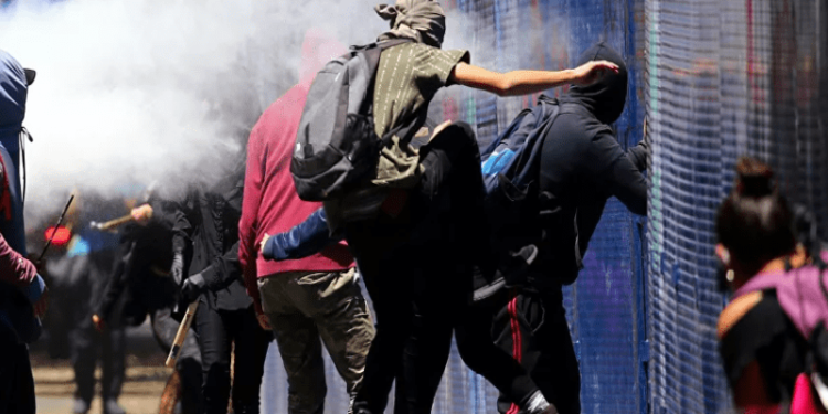 Encapuchados protestan contra agresión de policías capitalinos en CDMX