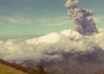 Volcán Merapi en Indonesia registra doble erupción