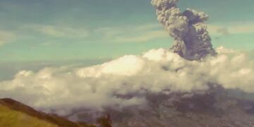 Volcán Merapi en Indonesia registra doble erupción