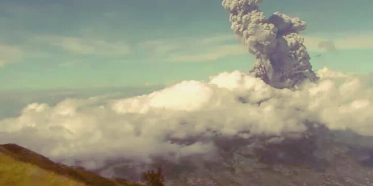 Volcán Merapi en Indonesia registra doble erupción