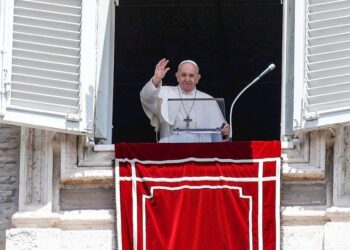 No canten victoria sobre coronavirus tan pronto, advierte el Papa a los italianos