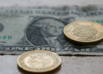 Peso mexicano cae por temores al aumento de casos de coronavirus