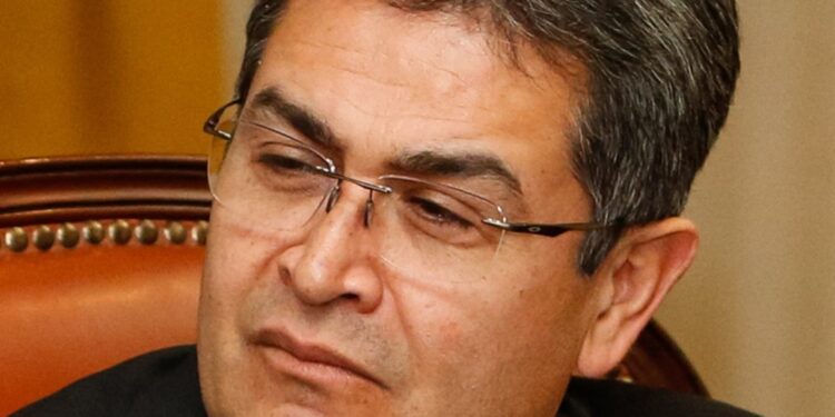 Presidente de Honduras sigue delicado por covid-19