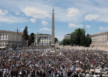 Miles de personas se manifiestan en Roma contra el racismo y por George Floyd