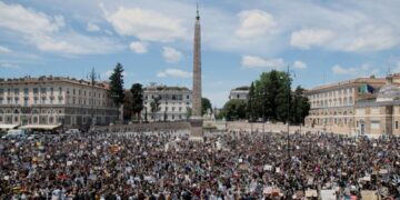 Miles de personas se manifiestan en Roma contra el racismo y por George Floyd