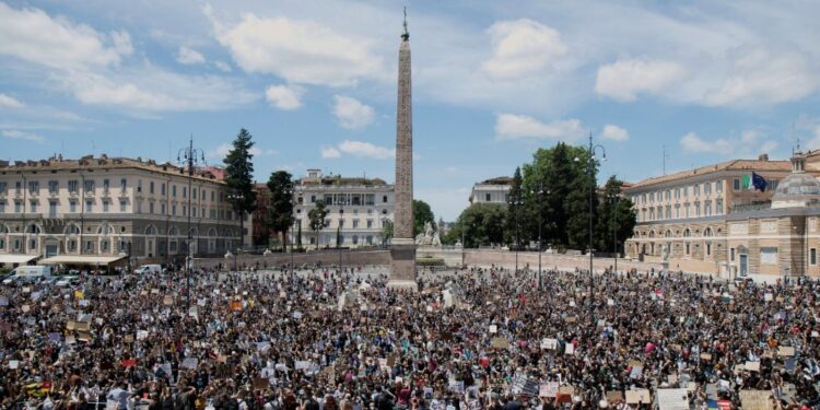 Miles de personas se manifiestan en Roma contra el racismo y por George Floyd
