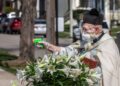 Sacerdote da la bendición con pistola de agua en Detroit