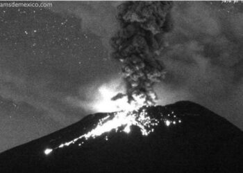 Volcán Popocatépetl registra explosión con lanzamiento de material incandescente