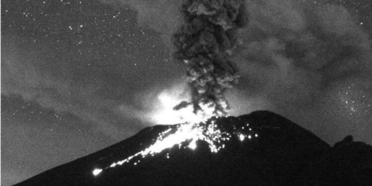 Volcán Popocatépetl registra explosión con lanzamiento de material incandescente