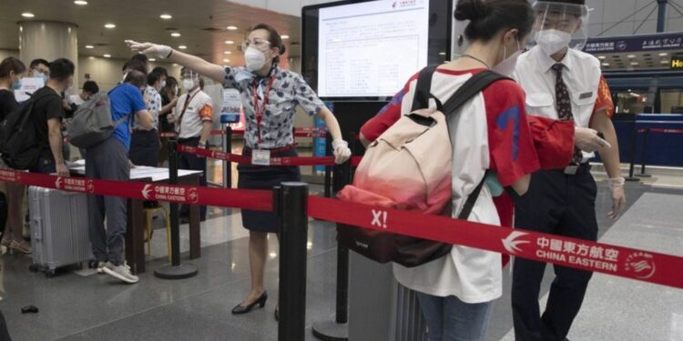 Beijing cancela más del 60% de vuelos por nuevo brote de coronavirus
